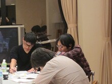 アンガールズ田中が合流。台本とにらめっこしながら、細かい部分を検討。