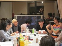 稽古を終えたあとも、それぞれの意見を聞きながら修正を重ねる田中。