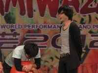 バランスボールで頭を強打したノブコブ吉村は「大丈夫ですが、面白いことを言える気がしない」とコメント。徳井はただただ爆笑。