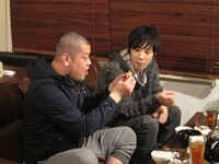 藤原の沢庵の噛み後を見て歯並びをチェックする川島。