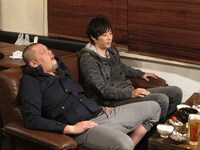 DVDに飽き始めた2人。