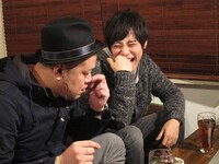 遅刻を悪びれず自由奔放な言動を繰り返す川島。その様子に笑いをこらえきれない藤原。