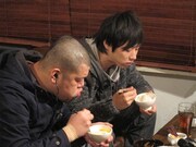 2人で仲良くごはんを食べ始めた川島と藤原。