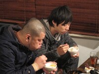 2人で仲良くごはんを食べ始めた川島と藤原。