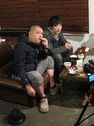 自分たちのDVDの売れ行きの話になり、スタッフを責め始めた2人。