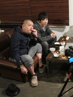 自分たちのDVDの売れ行きの話になり、スタッフを責め始めた2人。