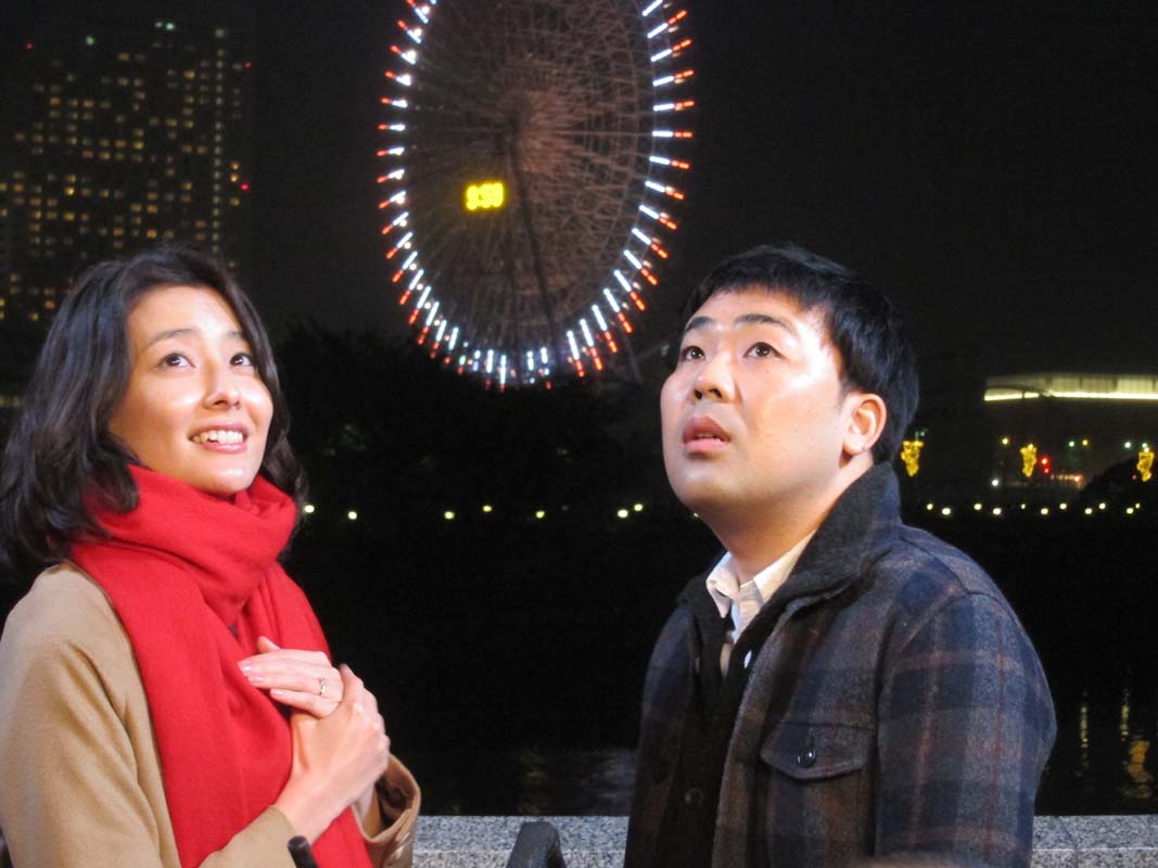 Sissyが12月7日にリリースする3rdシングル「ストロベリー」のPVに出演するフットボールアワー岩尾。恋人役は原田夏希。