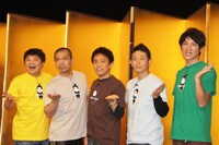 「ダウンタウンのガキの使いやあらへんで!! ダウンタウンの大晦日スペシャル! 『絶対に笑ってはいけない空港（エアポート）24時！』」の発表会見に登場した（左から）山崎邦正、ダウンタウン、ココリコ。