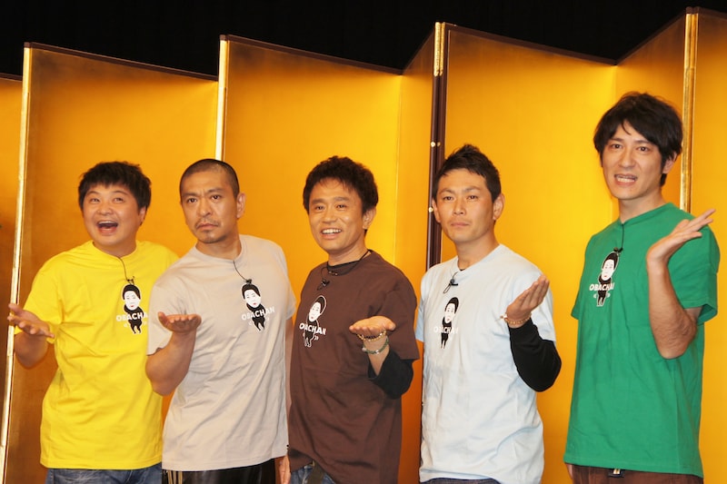 「ダウンタウンのガキの使いやあらへんで!! ダウンタウンの大晦日スペシャル! 『絶対に笑ってはいけない空港（エアポート）24時！』」の発表会見に登場した（左から）山崎邦正、ダウンタウン、ココリコ。