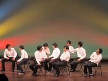 フラミンゴ辻本は最初のコントから隙あるごとに夜ふかしの会・原に「顔に砂鉄ついてるよ」を連呼。