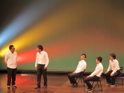 「俺、アメリカ行くよスクール」に入学した原。しかしなかなか要領が飲み込めず困惑。岸は会場を巻き込んで大立ち回り。