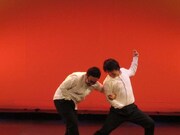 吉田の「ズボンから手が抜けない人」のショートコントは、バカバカしいものからミュージカルに発展。これは稽古中の悪ふざけから生まれたとのこと。