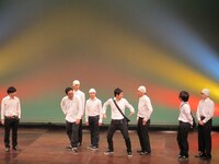 持ち主の命令ならぬムチャぶりに慌てて応えるサウンドマンに観客も爆笑。中でも三宅と辻本のちぐはぐなコンビネーションは絶妙。