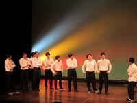 合コンのコントでは、4対4のコントに10人の男性が集結。読者モデルとの合コンとあって皆ゆずらない。