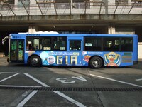 「ダウンタウンのガキの使いやあらへんで!! 絶対に笑ってはいけないスパイ24時」のラッピングが施された都営バス。