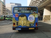 「ダウンタウンのガキの使いやあらへんで!! 絶対に笑ってはいけないスパイ24時」のラッピングが施された都営バス。