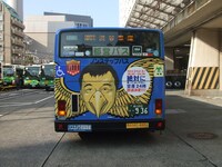 「ダウンタウンのガキの使いやあらへんで!! 絶対に笑ってはいけないスパイ24時」のラッピングが施された都営バス。