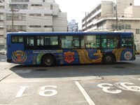 「ダウンタウンのガキの使いやあらへんで!! 絶対に笑ってはいけないスパイ24時」のラッピングが施された都営バス。