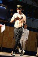 「寒い時期には首まわりに、ファー！」という新ギャグを披露したレイザーラモンHG。