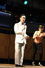 自身の挙式で歌う予定だという妻との馴れ初めをおなじみのメロディで歌い上げたムーディ勝山。