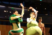 2人でドドスコダンスを披露した「ムッシーズ」のしずる池田と楽しんご（左から）。