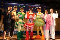 ニンテンドーDSソフト「ムッシーズのふしぎな農園 よしもと芸人と友達ネット」の発売記念イベントに登場した芸人たち。