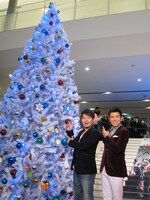 東京・新宿ピカデリーにて、映画「リアル・スティール」の“感動コメント”ツリー点灯式イベントに出席した雨上がり決死隊・宮迫とガレッジセール・ゴリ。