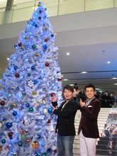 東京・新宿ピカデリーにて、映画「リアル・スティール」の“感動コメント”ツリー点灯式イベントに出席した雨上がり決死隊・宮迫とガレッジセール・ゴリ。