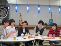 劇団ひとりを始めメンバーたちにはやし立てられ素直にメールをする飯塚。この結果はDVDで。