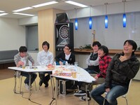 12月2日深夜、ニコニコ生放送にて第2回「『ウレロ☆未確認少女』をみんなで見よう！」が生放送され、劇団ひとり、バカリズム、東京03、佐久間宣行プロデューサーが出演。角田が歌うその訳とは。