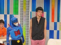 KABUTOの衣装を着たエリートヤンキー西島と、ロビンマスクの格好で登場した相方の橘。