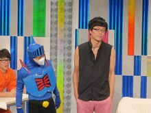 KABUTOの衣装を着たエリートヤンキー西島と、ロビンマスクの格好で登場した相方の橘。