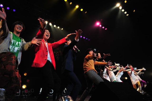 12月3日に東京・Zepp Tokyoにて行われたももいろクローバーZのツアー「ももいろクローバーZ 魂のシュプレヒコールツアー」東京公演に登場した劇団ひとり、バカリズム、東京03。