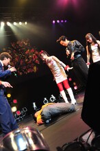 まだ早見あかり以外の美女に免疫がないバカリズムはステージ上で失神。