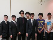 撮影の要望に応える「大水3minutes」メンバー。