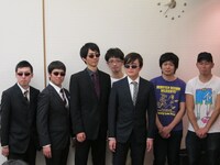 撮影の要望に応える「大水3minutes」メンバー。