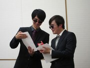 ペーパーテストの結果をチェックする飛永様と三福。最高得点は12点。