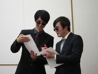 ペーパーテストの結果をチェックする飛永様と三福。最高得点は12点。