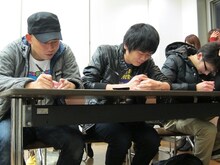 ペーパーテストに挑戦中のザンゼンジ武田、巨匠・岡野、ダメジン細谷。