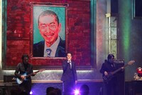 オープニングで「クリスマスキャロルの頃には」を歌う稲垣潤一。(c)フジテレビ