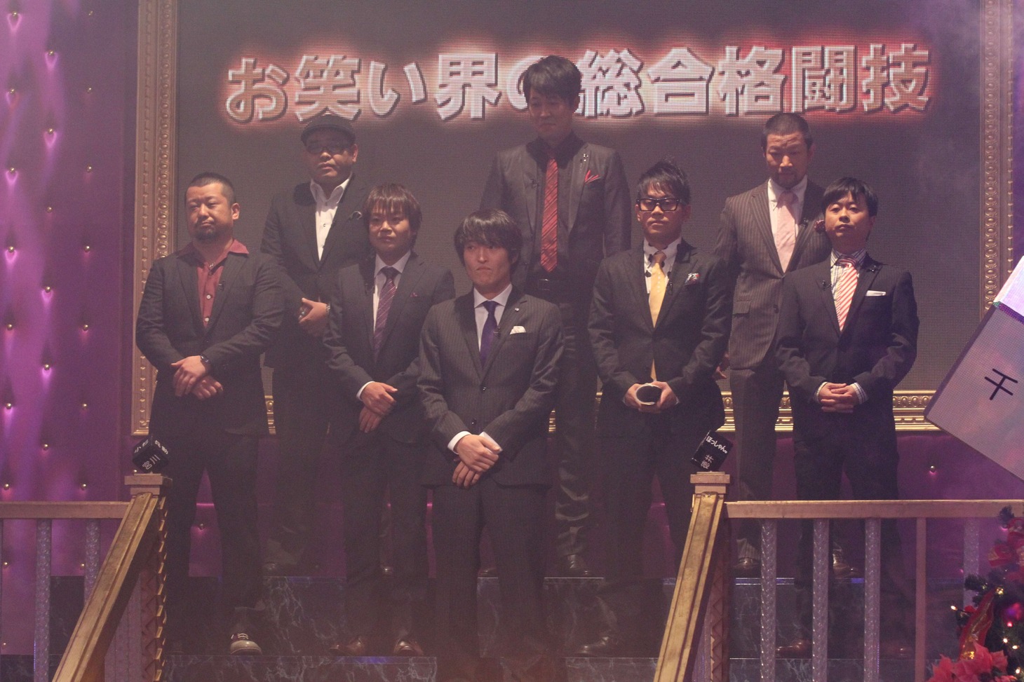 千原ジュニア（前列中央）ら常連プレイヤーたち。(c)フジテレビ
