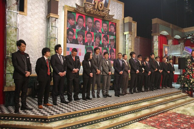 「人志松本のすべらない話」に登場する16名のプレイヤーたち。(c)フジテレビ