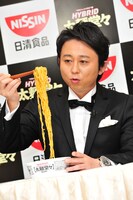 「日清HYBRID太麺堂々」を実食する有吉弘行。
