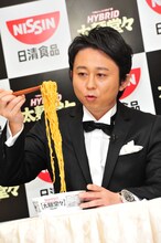 「日清HYBRID太麺堂々」を実食する有吉弘行。