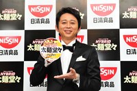 「日清HYBRID太麺堂々」をPRする有吉弘行。