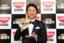 「日清HYBRID太麺堂々」をPRする有吉弘行。