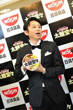 「日清HYBRID太麺堂々」をPRする有吉弘行。