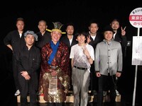 「ET-KING歌笑劇 ～焚き火～」に出演した2丁拳銃、ソーセージ、スパイク。