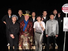 「ET-KING歌笑劇 ～焚き火～」に出演した2丁拳銃、ソーセージ、スパイク。