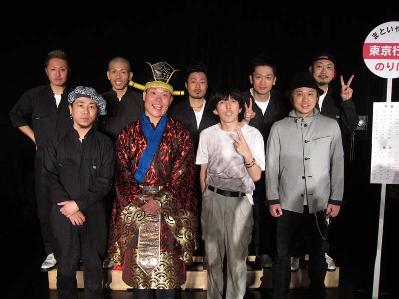 「ET-KING歌笑劇 ～焚き火～」に出演した2丁拳銃、ソーセージ、スパイク。